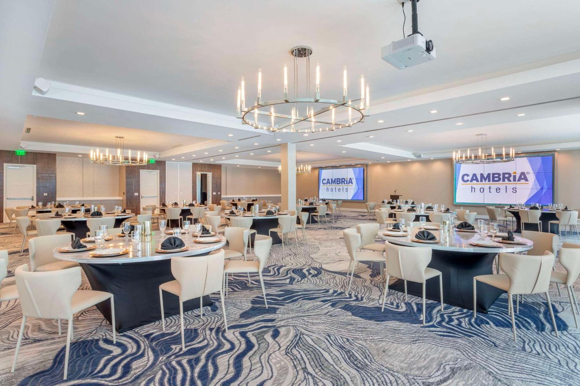 Cambria Hotel Waco University Riverfront Экстерьер фото