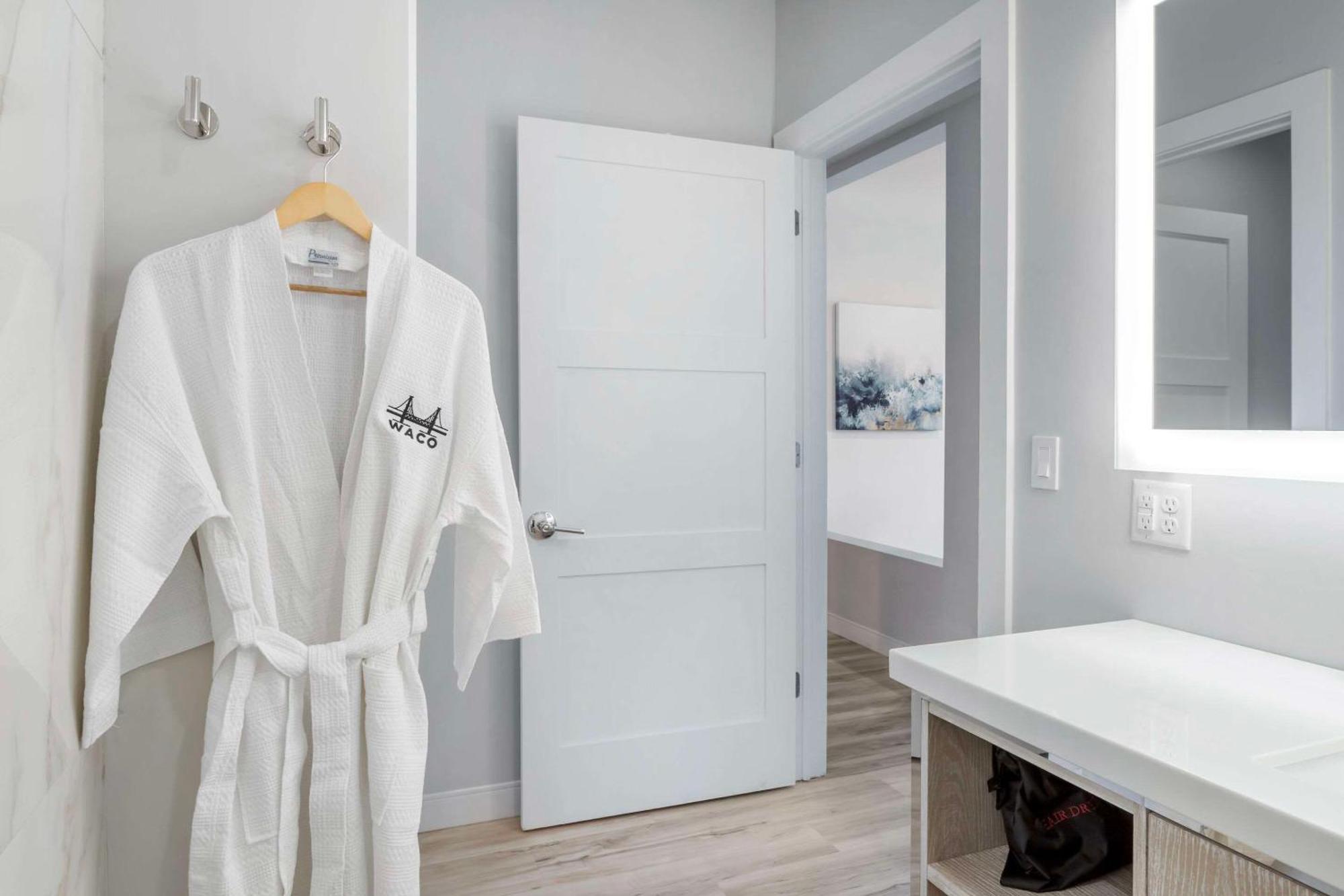 Cambria Hotel Waco University Riverfront Экстерьер фото