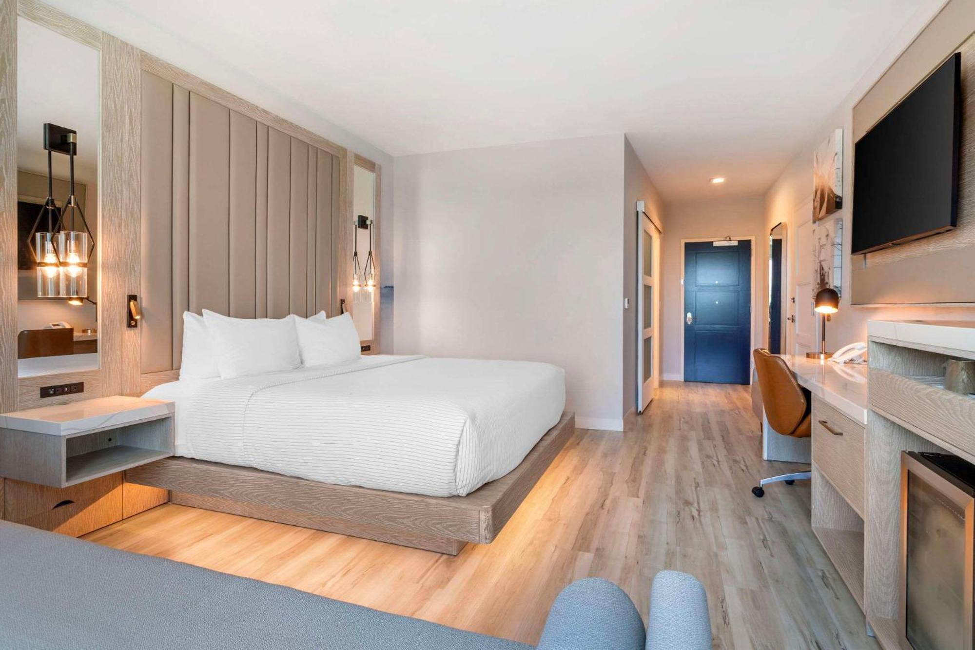 Cambria Hotel Waco University Riverfront Экстерьер фото