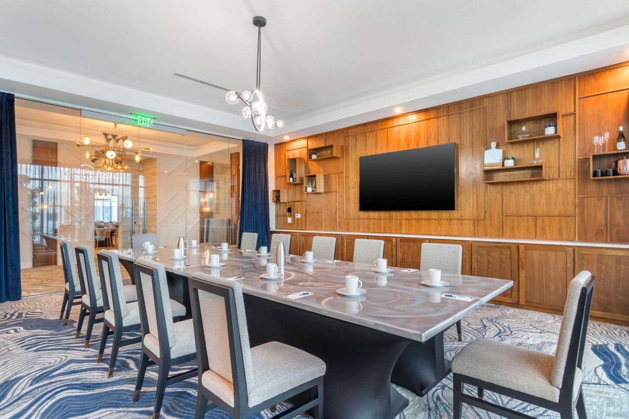 Cambria Hotel Waco University Riverfront Экстерьер фото